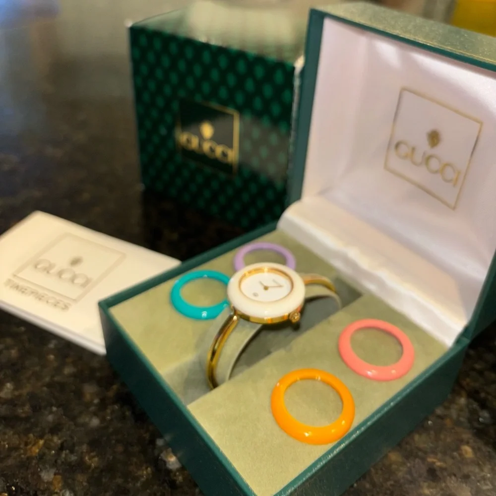 Gucci Gold Timepiece with Interchangeable Bezels - Picture 3 of 9